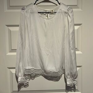 White blouse w/ scallop bottom detailing and button closure on back